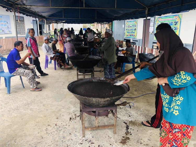 กวนขนมอาซูรอ สร้างความสัมพันธ์เจ้าหน้าที่กับประชาชนร่วมอนุรักษ์วัฒนธรรมท้องถิ่นพี่น้องชาวไทยมุสลิม