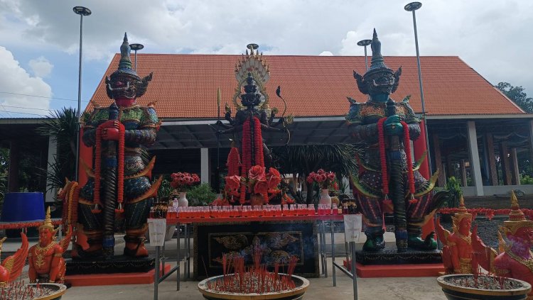 ฮือฮา!วัดซับตะคร้อ โคราช สร้างเซียมซียักษ์ เป็นกุศโลบายสอนการใช้ชีวิตสายมู