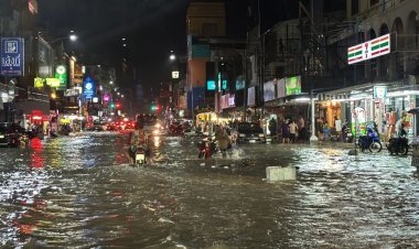 ฝนถล่มพัทยาท่วมฉับพลัน-คลื่นลมแรงซัดเรือเกยหาดเพียบ