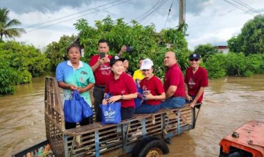 “มาดามส้ม” นำทีมช่วยชาวบ้านผู้ประสบอุทกภัย อ.สวรรคโลก