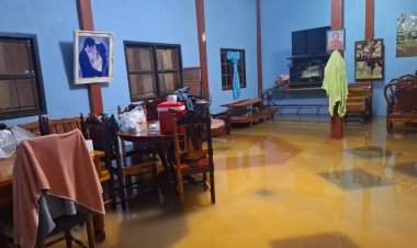 ระทึกกลางดึก! น้ำป่าทะลักท่วมหมู่บ้านทับลาน อพยพสิ่งของขึ้นที่สูงวุ่น