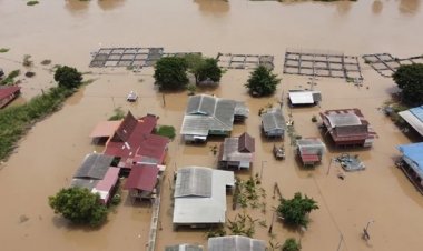 เจ้าพระยาเอ่อล้นบางบาลจมบาดาล ชาวบ้านอพยพหนีน้ำกางเต็นท์นอนริมถนน