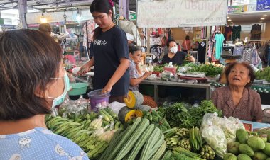 แม่ค้าโคราชบ่นอุบผักแพงแบ่งขายราคาเดิมช่วยลูกค้าเชฟเงินยุคศก.ทรุด