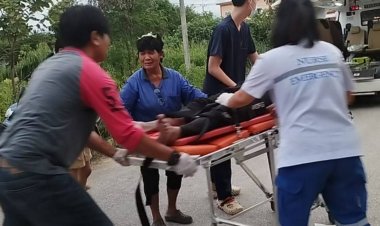 ฝนตกหนักดินทรายเอ่อล้นบนถนน หนุ่มควบจยย.ลื่นเสียหลักเจ็บสาหัส