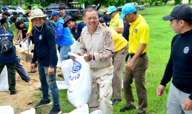 แม่น้ำยมพิจิตรระดับน้ำเพิ่มสูงขึ้นปลัดจังหวัดนำทีมขนกระสอบทรายวางแนวกั้นป้องกันน้ำท่วม