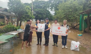 นายอำเภอท่าสองยาง ลงพื้นที่ติดตามสถานการณ์อุทกภัยพร้อมมอบถุงยังชีพ