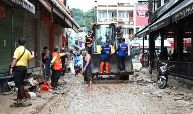 แม่สายอ่วมน้ำลดโคลนผุดชาวบ้านเริ่มกลับเข้ามาทำความสะอาด