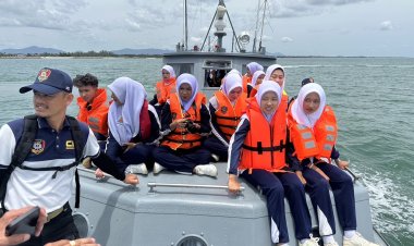 คณะอาจารย์และนักเรียน ล่องเรือในแม่น้ำบางนรา เพื่อทัศนะศึกษาวิถีชีวิตชาวประมงพื้นบ้าน