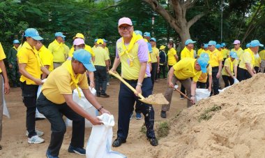 จิตอาสาพัฒนาบรรจุกระสอบทรายเสริมพนังกั้นน้ำล้นจากลำเซบายไหลท่วมบ้านดอนว่าน