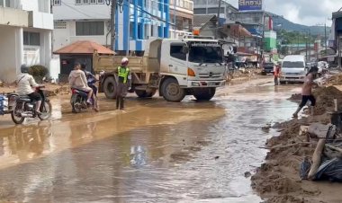 อ.ฝาง พ้นวิกฤติน้ำท่วม หลังน้ำลด ชาวบ้านล้างคราบโคลนดิน