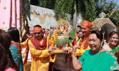 นักท่องเที่ยวชาวไทย-ต่างชาติ พร้อมใจแห่องค์เทวรูปพระพิฆเนศ รอบเมืองนราธิวาส