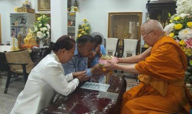 บิ๊กบอสปิ่นแก้ว เศรษฐีนีใจบุญ เข้ารับแผ่นชนวนศักดิ์สิทธิ จาก'พระพรหมวัชรเมธี'วัดอรุณฯ