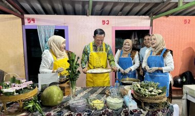 ผู้ว่าฯ นราธิวาส เปิดกิจกรรม “ส่งเสริมเศรษฐกิจฐานราก โดยชุมชนท่องเที่ยว OTOP นวัตวิถี ตลาดน้ำยะกัง”