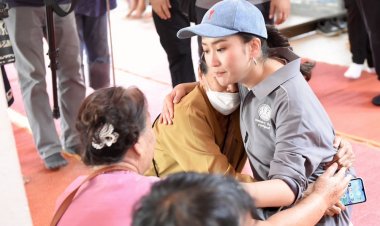 นายกฯสวมกอดให้กำลังใจผู้ประสบภัยสั่งเร่งเยียวยาย้ำไม่ทอดทิ้ง