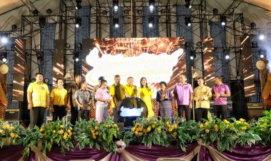 พ่อเมืองอ่างทองชวน ชม ชิม ช้อป กราบหลวงพ่อโตองค์ใหญ่ เปิดการท่องเที่ยวชูอัตลักษณ์ท้องถิ่น ณ วัดไชโยวรวิหาร