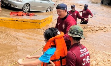 ตำรวจน้ำเชียงรายเข้าอพยพชาวบ้านเกาะทรายพ้นน้ำท่วมหลังติดค้างอยู่ในบ้าน 4 วัน