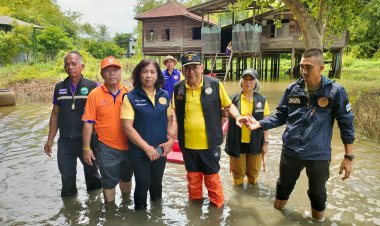 "ภูเบศ"นำทีมกลุ่มจิตอาสามอบถุงยังชีพผู้ประสบภัยน้ำท่วมอยุธยา