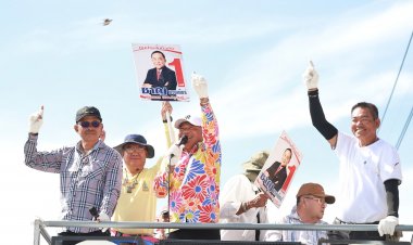 ลุงชาญฯฝ่าสายฝนหาเสียง ลั่นไม่ถอยแม้โดนใส่ร้าย ชาวบ้านแห่ให้กำลังใจคึกคัก