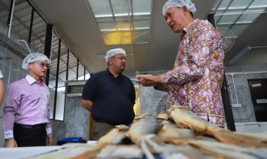 ผู้ว่าฯ นราธิวาส  ชูวิสาหกรรมชุมชนกุเลาทองแม่แป้นตากใบต้นแบบค้าปลีก-ขายออนไลน์