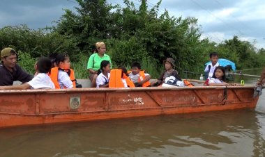 น้ำโขงหนุนสูงล้นตลิ่งท่วมถนนที่บึงกาฬ ต้องนำเรือท้องแบน รับ-ส่งเด็กไปโรงเรียน