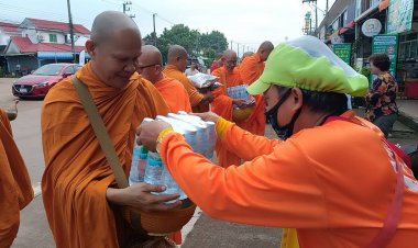 น้ำท่วมพ่ายน้ำใจ! คณะสงฆ์บิณฑบาตข้าวสารอาหารแห้งช่วยเหลือผู้ประสบอุทกภัย