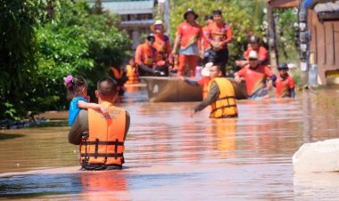 กองทัพภาค 2 ผนึกกำลังครั้งใหญ่ภาครัฐ-เอกชนจัดทำถุงยังชีพช่วยอุทกภัยน้ำท่วมทั่วประเทศ