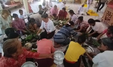 ชาวไทยเชื้อสายอีสานอพยพอยู่ลานสักแห่ทำบุญโยนข้าวสากสืบสานวัฒนธรรมคึกคัก