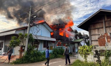 ระทึกยามเช้า!ไฟไหม้บ้านสองชั้นวอด คาดไฟฟ้าลัดวงจร