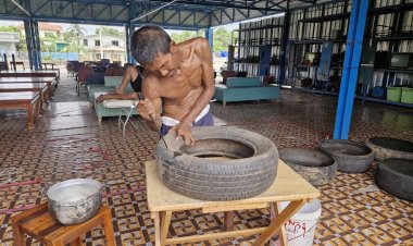 หนุ่มใหญ่พิมายป่วยพาร์กินสันสู้ชีวิตนำยางรถเก่าตัดเป็นกระถางต้นไม้ขายรายได้งาม