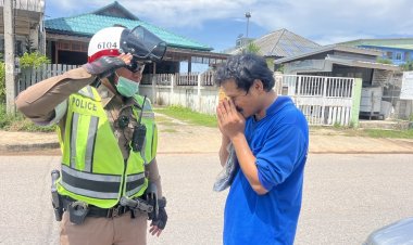 พ่อค้าผ้าไหมถึงกับอึ้ง จอดรถเสียข้างทางเจอ ตร.จราจรชัยภูมิจ่าย 200 ค่าน้ำมัน