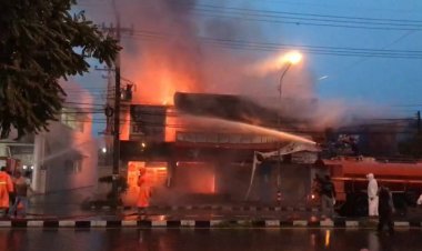 ระทึก! ไฟไหม้ห้องแถวราษีไศลวอด 6 คูหา เบื้องต้นคาดไฟฟ้าลัดวงจร