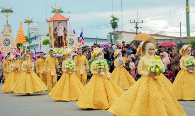 ยิ่งใหญ่ตระการตานับหมื่นแห่ชมริ้วขบวนพหุวัฒนธรรมของดีเมืองนราธิวาสกระตุ้นเศรษฐกิจ