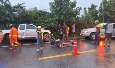 ฝนตก!!กระบะมาไว ชนอัดสิบล้อ ติดภายใน คนขับบาดเจ็บ 1 คนนั่งข้างดับ 1