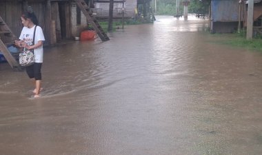 มวลน้ำเทือกเขาสอยดาวไหลสมทบแควหนุมานเอ่อน้ำท่วมชุมชนตลาดเก่าบินทร์บุรี