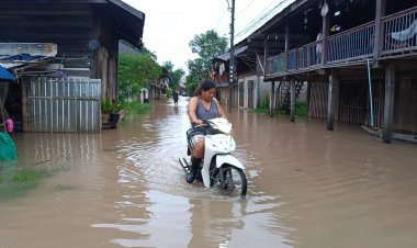 ชุมชนตลาดเก่ากบินทร์บุรีสำลักน้ำ แม่น้ำปราจีนบุรีหนุนสูงเอ่อท่วม