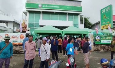 คนอุทัยธานีแห่ต่อคิวหน้าตู้เอทีเอ็มกดเงินหมื่นบาทนำไปใช้จ่ายครัวเรือน