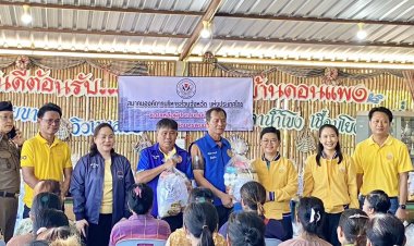 "เราไม่ทิ้งกัน"นายก ตุ๊ก อบจ.อำนาจเจริญ มอบสิ่งของช่วยเหลือผู้ประสบอุทกภัยนครพนม