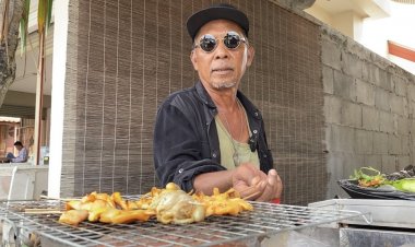 คุณลุงวัย 66 ปีนำเงินหมื่นต่อยอดชีวิตลงทุนเปิดร้านขายปลาหมึกย่างไม้ละ 10 บาท