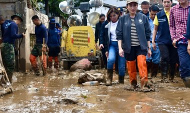 นายกฯแพทองธารขึ้นเหนือลุยโคลนให้กำลังใจชาวแม่สายย้ำรัฐบาลไม่ทอดทิ้ง