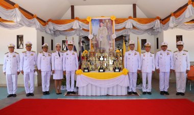 อัญเชิญถ้วยพระราชทาน เรือกอและ เรือยอกอง และเรือคชสีห์ชิงถ้วยพระราชทานหน้าพระที่นั่ง ในงานของดีเมืองนรา