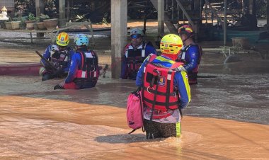 กู้ภัยฝ่ากระแสน้ำ อพยพชาวบ้านวังใหญ่พ้นพื้นที่ หลังน้ำยมท่วมสูงจนถนนขาด