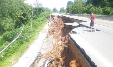 น้ำลดถนนพหลโยธิน สายนครสวรรค์-เชียงรายที่พะเยาถนนทรุด