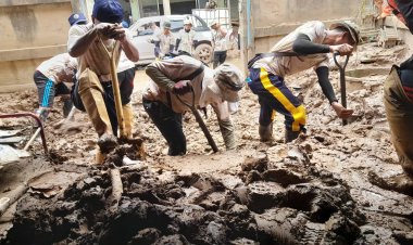 น้ำลดแล้ว ดินโคลนโผล่ อส.ศรีสะเกษ ลุยฟื้นฟู ซับน้ำตาเหยื่อน้ำท่วมเชียงราย