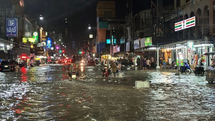 ฝนถล่มพัทยาท่วมฉับพลัน-คลื่นลมแรงซัดเรือเกยหาดเพียบ