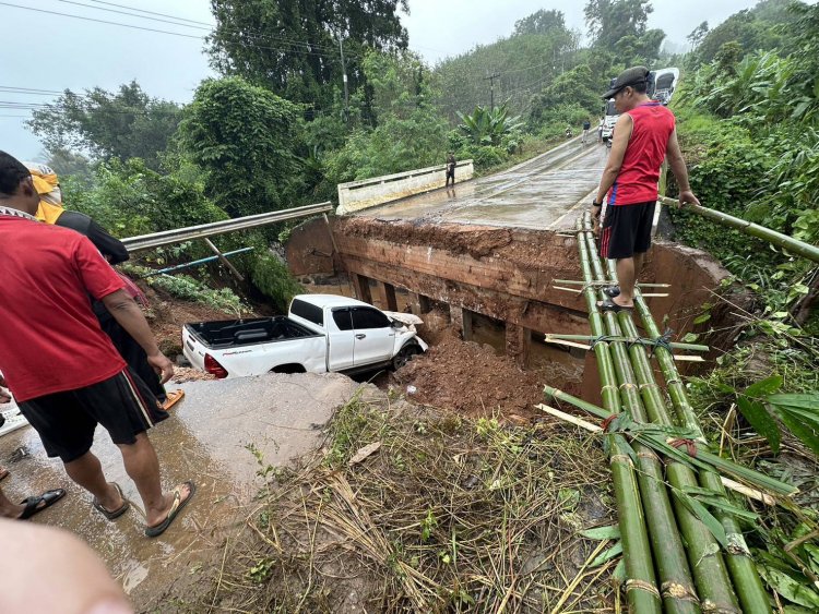 ฝนถล่มอ.อุ้มผางน้ำป่าซัดคอสะพานขาดกระบะวิ่งผ่านตกลงใต้สะพานบาดเจ็บสาหัส
