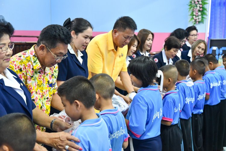 ผู้ว่าฯชลบุรีพร้อมเหล่ากาชาดลงพื้นที่เกาะสีชังมอบสิ่งของผู้สูงอายุ ผู้ยากไร้ สร้างกำลังใจเปลี่ยนความทุกข์เป็นพลัง