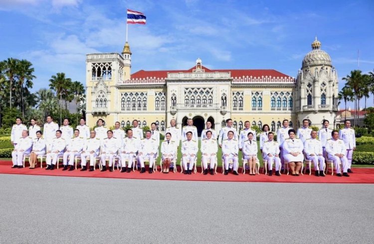 เริ่มงานวันแรก “ครม.อุ๊งอิ๊ง” ถ่ายรูปหมู่หน้าตึกไทยคู่ฟ้า ก่อนประชุมนัดพิเศษ