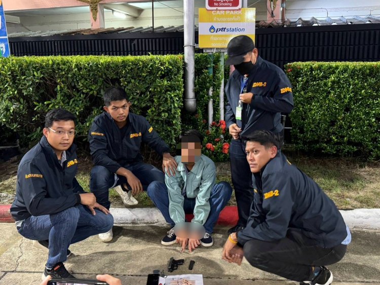 ตำรวจบุกรวบนักเรียนช่างย่านปทุมวันขายปืนเถื่อนผ่านโซเชียล