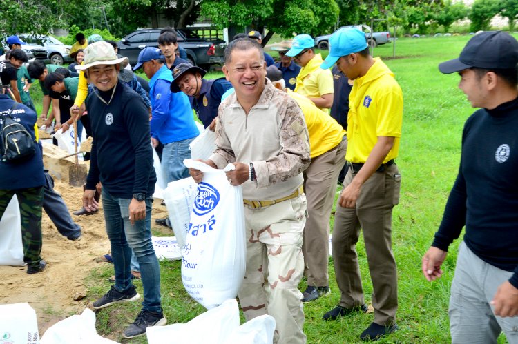 แม่น้ำยมพิจิตรระดับน้ำเพิ่มสูงขึ้นปลัดจังหวัดนำทีมขนกระสอบทรายวางแนวกั้นป้องกันน้ำท่วม