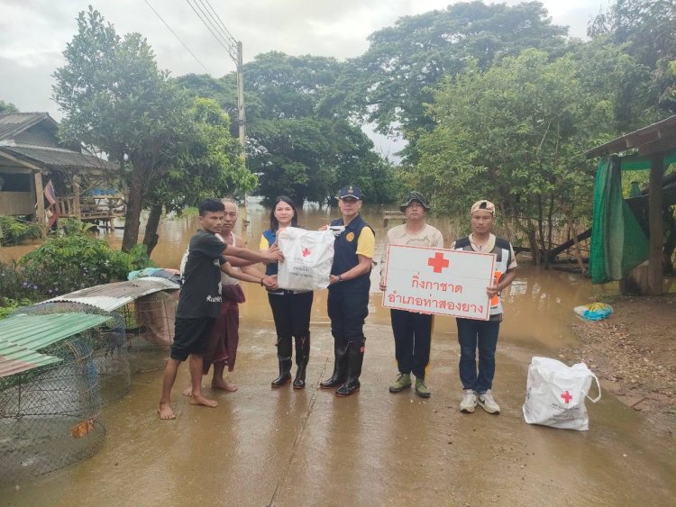 นายอำเภอท่าสองยาง ลงพื้นที่ติดตามสถานการณ์อุทกภัยพร้อมมอบถุงยังชีพ